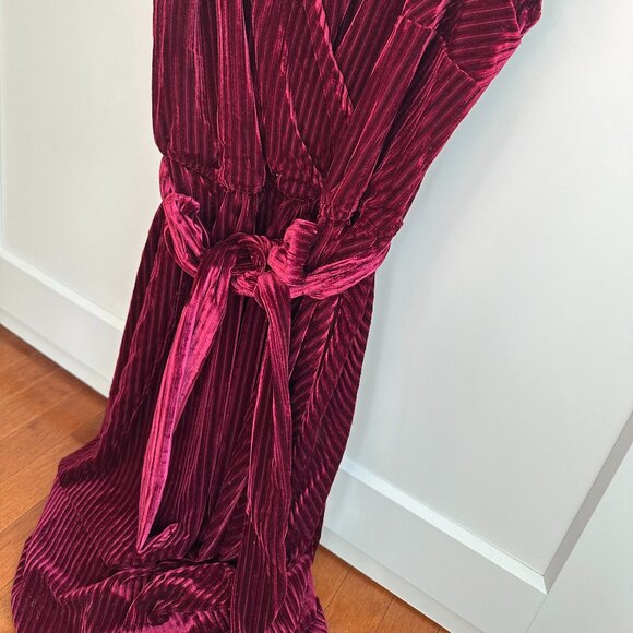 Perfect Holiday Party Dress! - ModCloth Burgundy Ribbed Velvet Midi Dress - Picture 3 of 5